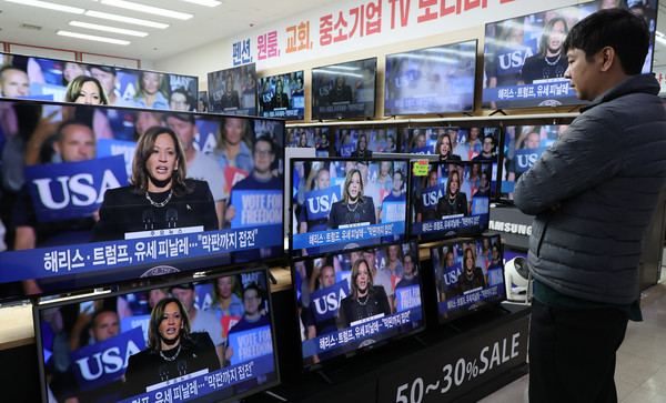5일 오후 서울 용산구 전자랜드 한 가전 매장에서 시민이 미국 대선 관련 보도를 시청하고 있다. 연합뉴스