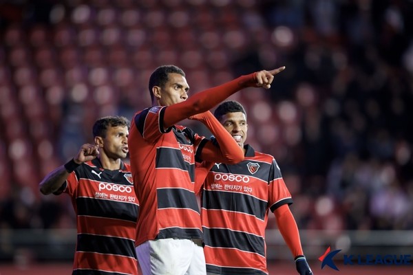 왼쪽부터 포항스틸러스 완델손 조르지 오베르단 모습. 한국프로축구연맹 제공.
