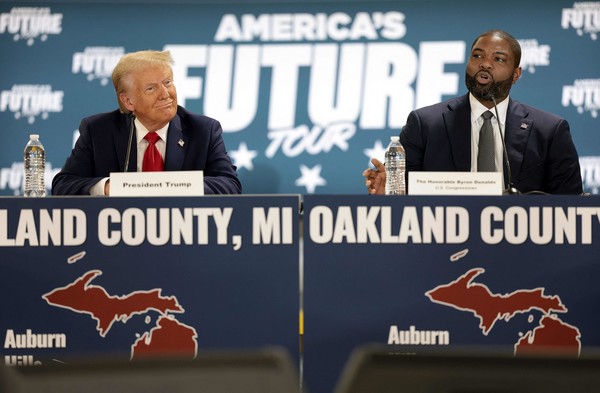 도널드 트럼프 당선인과 바이런 도널즈 하원의원. AFP 연합뉴스