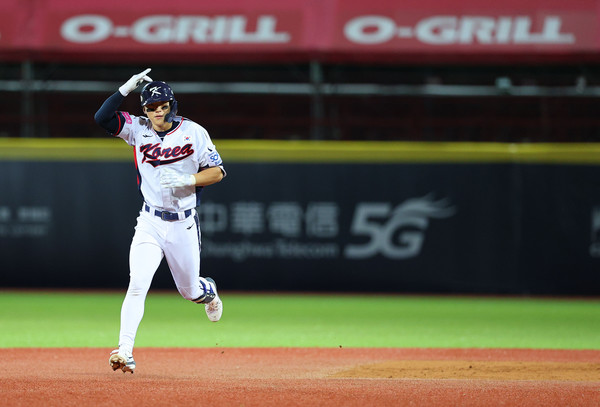 14일 오후 대만 타이베이 톈무야구장에서 열린 세계야구소프트볼연맹(WBSC) 프리미어12 2024 B조 조별리그 대한민국과 쿠바의 경기. 2회말 2사 만루에서 홈런을 친 김도영이 그라운드를 돌고 있다. 연합뉴스