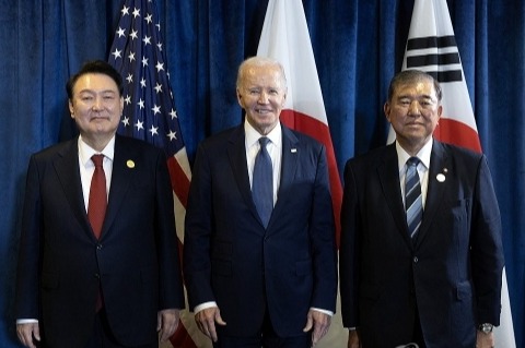 아시아태평양경제협력체(APEC) 정상회의 참석차 페루를 방문 중인 윤석열 대통령이 15일(현지시간) 리마 컨벤션센터에서 한미일 정상회의 전 조 바이든 미국 대통령, 이시바 시게루 일본 총리와 기념촬영을 하고 있다. 공동취재 연합뉴스