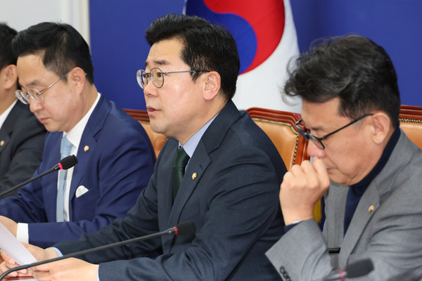 더불어민주당 박찬대 원내대표가 14일 오전 서울 여의도 국회에서 열린 정책조정회의에서 발언하고 있다. 연합뉴스