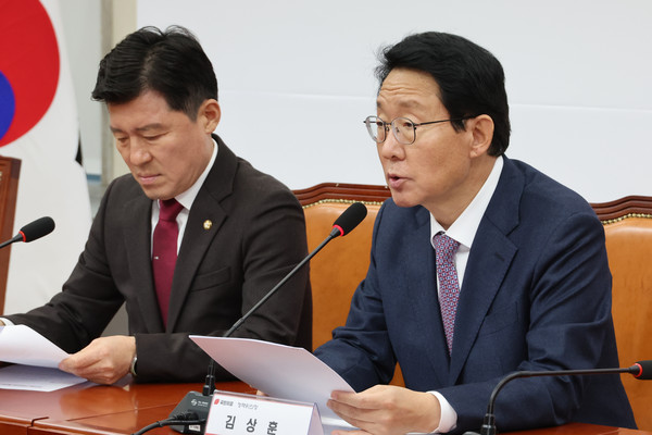 국민의힘 김상훈 정책위의장과 구자근 예결특위 간사(왼쪽)가 18일 오전 서울 여의도 국회에서 내년 예산안 심사 방향에 대해 설명 하고 있다. 연합뉴스