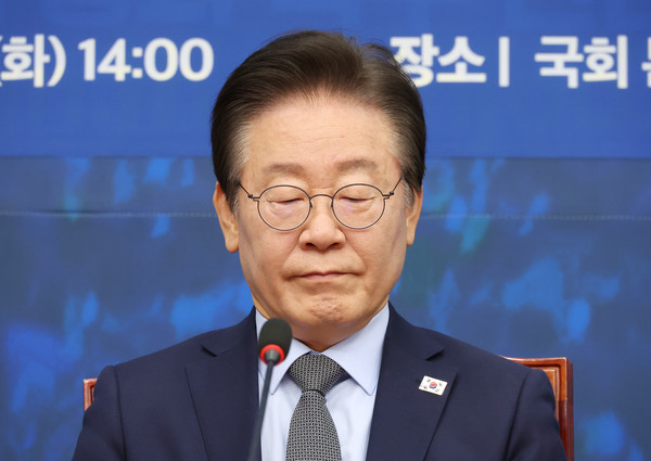 더불어민주당 이재명 대표가 19일 오후 국회에서 열린 '을' 살리기 신문고 상생 꽃 달기 행사에 참석해 자리하고 있다. 연합뉴스