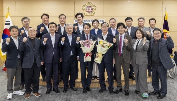 ▲ 배진석(앞줄 가운데) 도의회 부의장이 21일 개최된 제1차 '경북대구행정통합특별위원회' 위원장에 당선됐다.