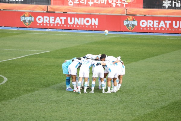 프로축구 포항스틸러스가 강원FC와의  하나은행 K리그1 2024 38라운드 최종전에서 패하면서 6위(승점 53점, 53득점)로 시즌을 마감했다. 한국프로축구연맹 제공