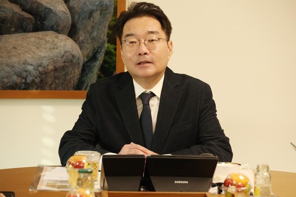 지난 20일 오전 대구 동구청 구청장실에서 윤석준 동구청장이 기자간담회를 열고 있다. 연합뉴스