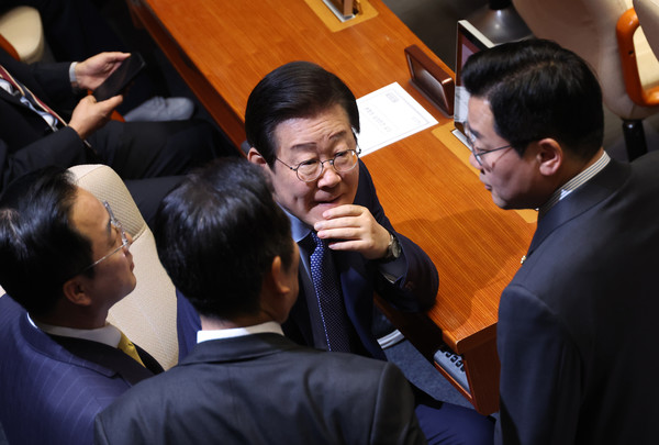 더불어민주당 이재명 대표가 28일 국회 본회의에서 박찬대 원내대표 등과 대화하고 있다. 연합뉴스