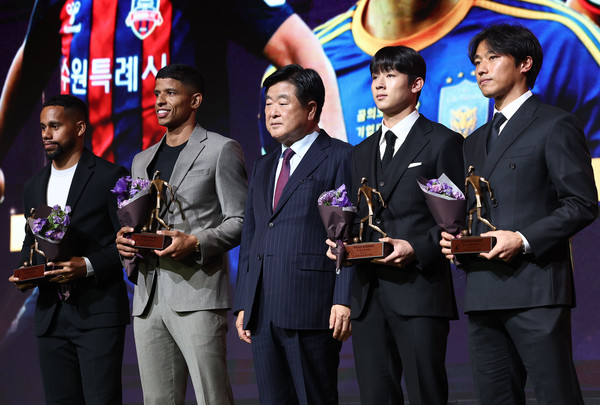 29일 오후 서울 서대문구 스위스그랜드호텔에서 열린 K리그 2024 대상 시상식에서 K리그1 베스트일레븐 미드필더 부문에 선정된 선수들이 기념촬영을 하고 있다. 왼쪽부터 수원FC 안데르손, 포항스틸러스 오베르단, 강원FC 양민혁, 울산 HD 고승범.  연합뉴스