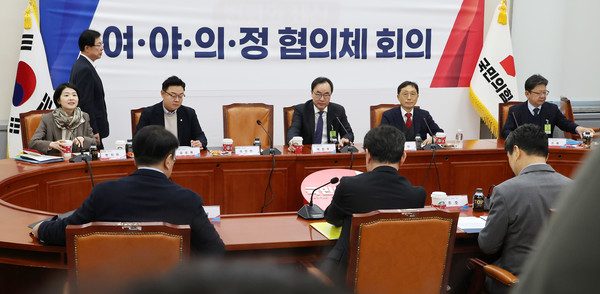 24일 오후 국회에서 열린 '여야의정 협의체' 3차 회의에 이주호 사회부총리 겸 교육부 장관, 조규홍 보건복지부 장관, 이진우 대한의학회장, 이종태 KAMC 이사장 등이 참석해 회의를 준비하고 있다. 연합뉴스