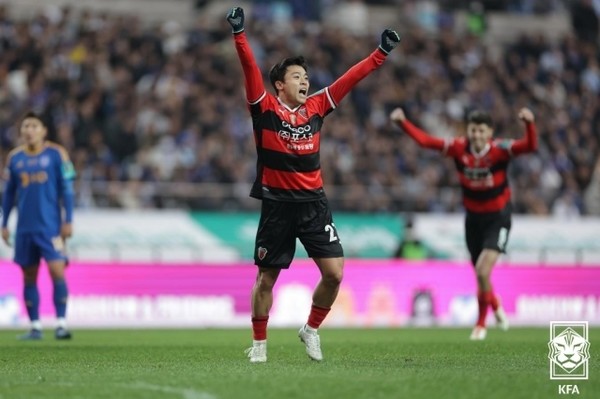 포항스틸러스 정재희가 30일 서울월드컵경기장에서 열린 '2024 하나은행 코리아컵' 결승전에서 후반 24분 동점골을 터르린 후 세레머니를 펼치고 있다. 대한축구협회 제공