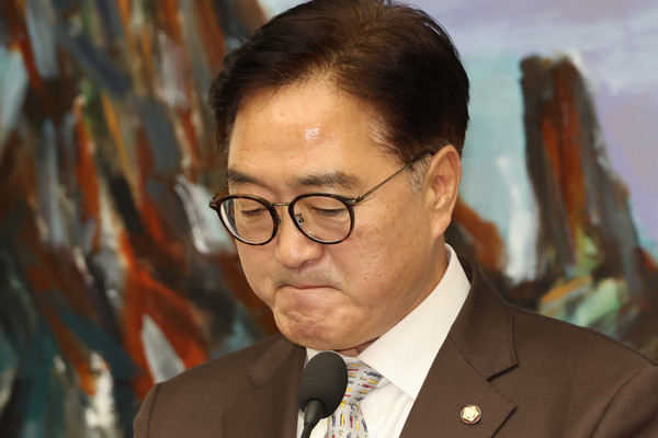 우원식 국회의장이 2일 오전 서울 여의도 국회에서 긴급 기자회견을 열어 이날 본회의에서 내년 예산안을 상정하지 않을 것이라고 밝히고 있다. 연합뉴스