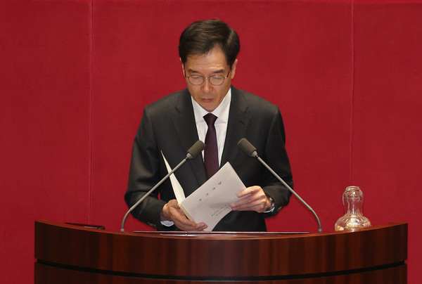 2일 오후 열린 국회 본회의에서 정명호 국회 의사국장이 최재해 감사원장과 이창수 서울중앙지검장, 조상원 4차장검사, 최재훈 반부패수사2부장에 대한 탄핵 소추안 등을 보고하고 있다. 연합뉴스