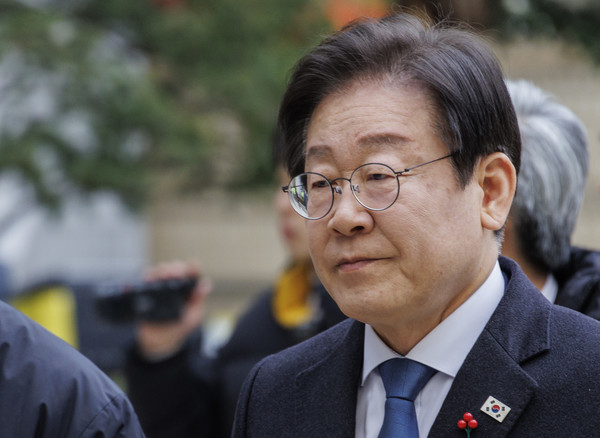 더불어민주당 이재명 대표가 3일 오전 서울 서초구 서울중앙지방법원에서 열린 대장동·백현동·위례신도시 개발비리 및 성남FC 불법 후원금 의혹 사건 1심 속행 공판에 출석하고 있다.  연합뉴스