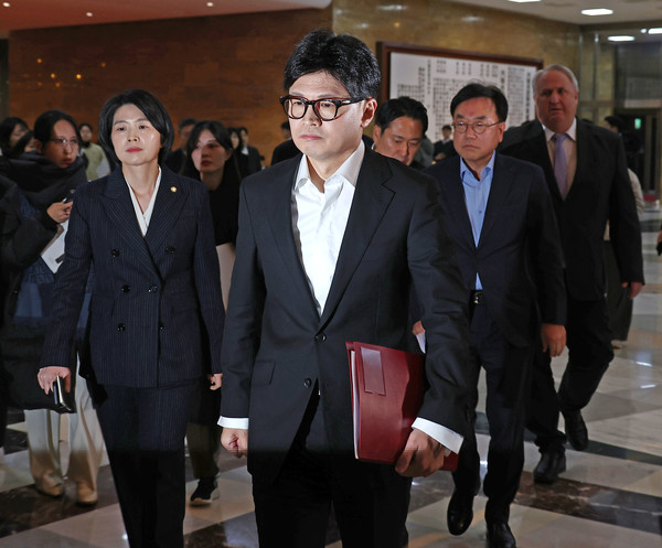 국민의힘 한동훈 대표가 4일 서울 여의도 국회에서 열린 비상의원총회에 참석하고 있다.  연합뉴스