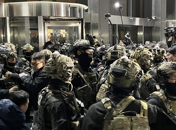 윤석열 대통령이 비상계엄을 선포한 가운데 4일 새벽 서울 여의도 국회의사당에 무장한 계엄군이 진입을 시도하고 있다. 연합뉴스