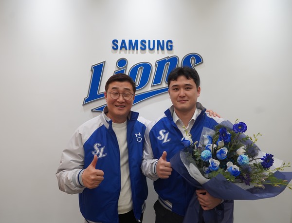 삼성라이온즈는 6일 프리에이전트(FA) 시장에 나왔던 '대어' 최원태(사진 오른쪽)와  4년 최대 총액 70억원에 계약을 맺었다고 밝혔다. 삼성라이온즈 제공