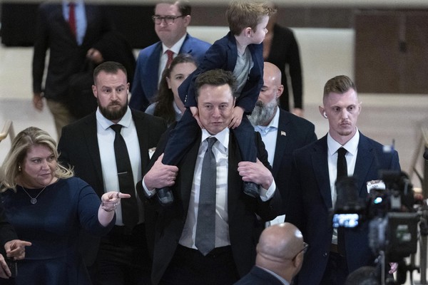 지난 5일(현지시간) 의회에 출석한 일론 머스크. AP 연합뉴스