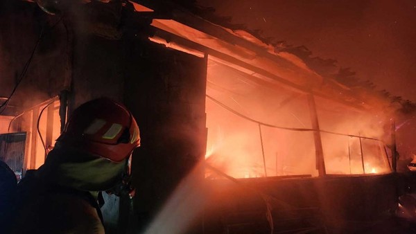 8일 고령군 대가야읍 장기리 한 돈사에서 불이 나 소방 대원들이 진화작업을 하고 있다. 경북소방본부 제공