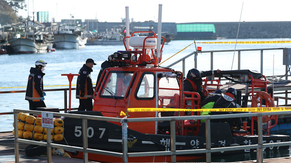 9일 오전 5시 43분께 경북 경주시 감포읍 앞바다에서 어선과 대형 모래 운반선이 충돌, 어선이 전복되는 사고가 발생한 가운데, 해경과 소방 구조대원이 구조된 선원을 감포항으로 이송하고 있다. 연합뉴스