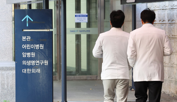 서울 전 시내 한 대형 병원에서 의료진이 이동하고 있다. 연합뉴스