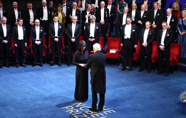 2024 노벨문학상 수상자인 한강 작가가 10일(현지시간) 스웨덴 스톡홀름 콘서트홀에서 열린 시상식에서 칼 구스타프 16세 스웨덴 국왕으로부터 노벨문학상 메달과 증서를 받고 있다. 연합뉴스