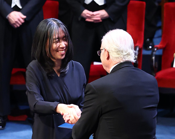 한강 작가가 노벨문학상 증서와 메달을 수여받은 후 칼 구스타프 16세 스웨덴 국왕과 악수를 나누고 있다. 연합뉴스