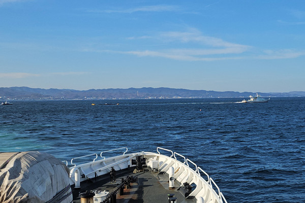 9일 오전 경북 경주시 감포읍 감포항 앞바다에서 어선과 모래 운반선이 충돌해 어선이 전복되면서 인명 피해가 발생했다.해경은 인근 항에서 실종자를 수색하기로 하고 사고 선박을 예인하고 있다. 포항해양경찰서 제공.