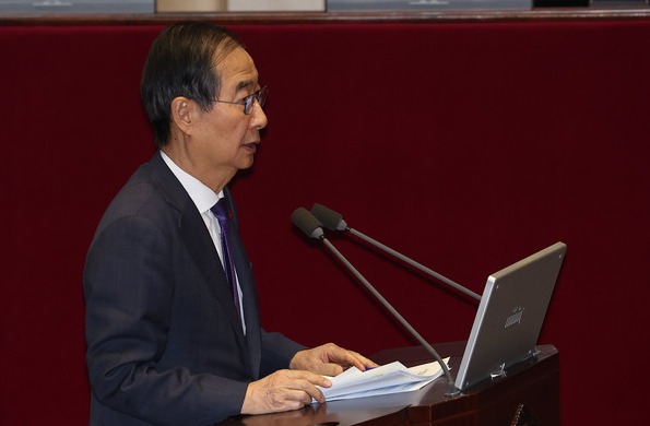 한덕수 국무총리가 13일 국회에서 열린 본회의 긴급현안질문에서 의원 질문에 답변하고 있다. 연합뉴스