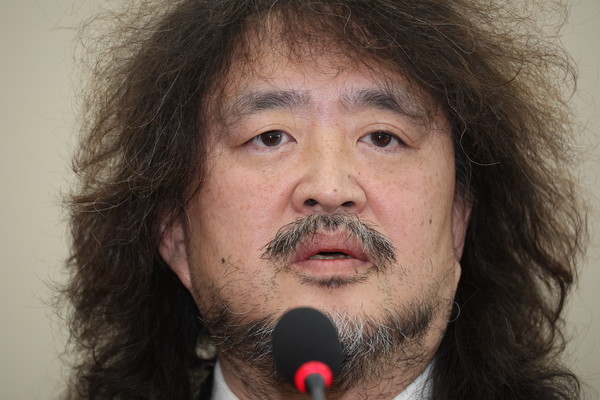 13일 서울 여의도 국회에서 12·3 비상계엄에서의 국가기간방송 KBS 및 관계기관의 역할 등에 대한 현안질의 등을 위해 열린 과학기술정보방송통신위원회 전체회의에서 방송인 김어준 씨가 질의에 답변하고 있다. 연합뉴스