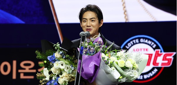 13일 오후 서울 강남구 코엑스 오디토리움에서 열린 2024 신한 SOL뱅크 KBO 골든글러브 시상식에서 외야수 부문 수상자 삼성 라이온즈 구자욱이 소감을 밝히고 있다 . 연합뉴스