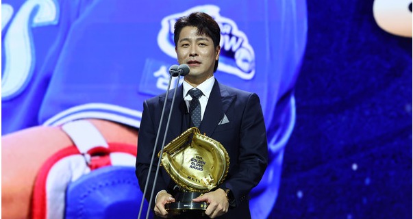 13일 오후 서울 강남구 코엑스 오디토리움에서 열린 2024 신한 SOL뱅크 KBO 골든글러브 시상식에서 삼성라이온즈 강민호가 포수 부문에서 수상한 뒤 소감을 밝히고 있다 . 연합뉴스