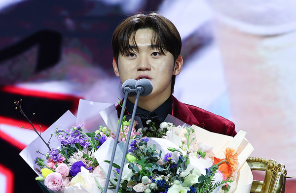 13일 오후 서울 강남구 코엑스 오디토리움에서 열린 2024 신한 SOL뱅크 KBO 골든글러브 시상식에서 3루수 부문 수상자 KIA 타이거즈 김도영이 소감을 밝히고 있다 . 연합뉴스