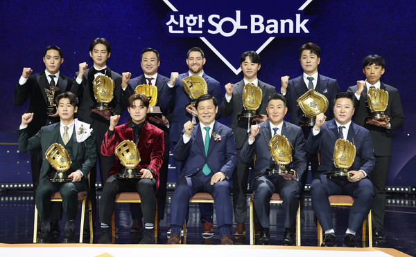 13일 오후 서울 강남구 코엑스 오디토리움에서 열린 2024 신한 SOL뱅크 KBO 골든글러브 시상식에서 각 부문별 수상자들이 기념사진을 찍고 있다. 앞줄 왼쪽부터 박찬호(유격수), 김도영(3루수), 허구연 KBO 총재, kt 위즈 유한준 코치(외야수 멜 로하스 주니어 대리 수상), 최형우(지명타자). 뒷줄 왼쪽부터 원태인(페어플레이상), 구자욱(외야수), 김태군(골든포토상), 오스틴 딘(1루수), NC 다이노스 전민수 코치(투수 카일 하트 대리수상), 강민호(포수), 키움 히어로즈 박정음 코치(2루수 김혜성 대리 수상). 연합뉴스,