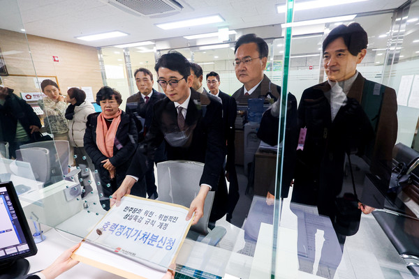 국회 법제사법위원회 국민의힘 소속 유상범 간사, 주진우 위원 등 의원들이 3일 오후 서울 종로구 헌법재판소 민원실에서 더불어민주당의 강행 처리로 개정된 상설특검 규칙과 관련해 권한쟁의심판 및 효력정지 가처분 신청서를 제출하고 있다. 연합뉴스