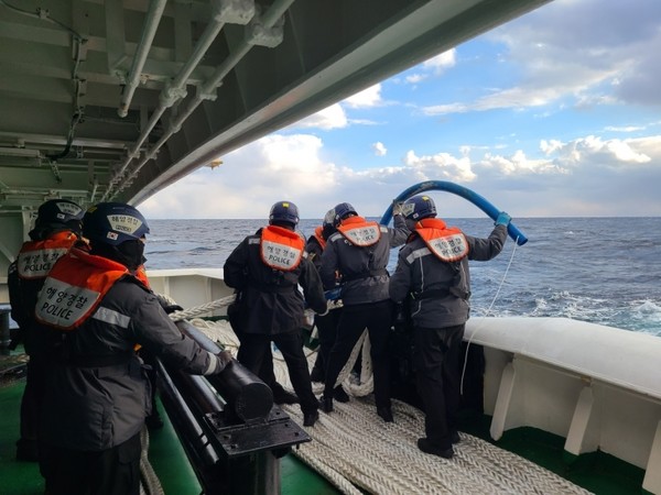 예인 작업 중인 동해해경 경비함. 동해해경 제공