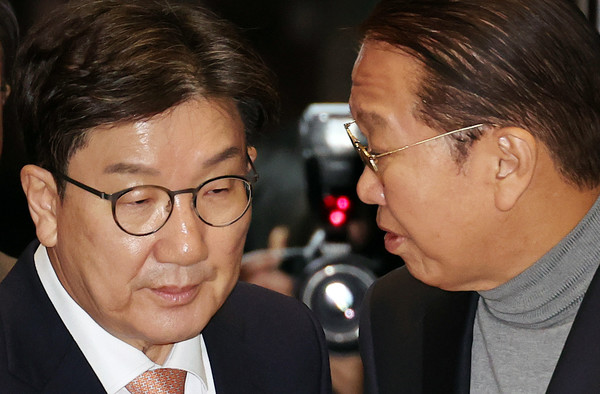 국민의힘 권성동 당 대표 권한대행 겸 원내대표가 26일 국회에서 열린 국민의힘 의원총회에 입장하며 비상대책위원장으로 지명된 권영세 의원과 대화하고 있다. 연합뉴스