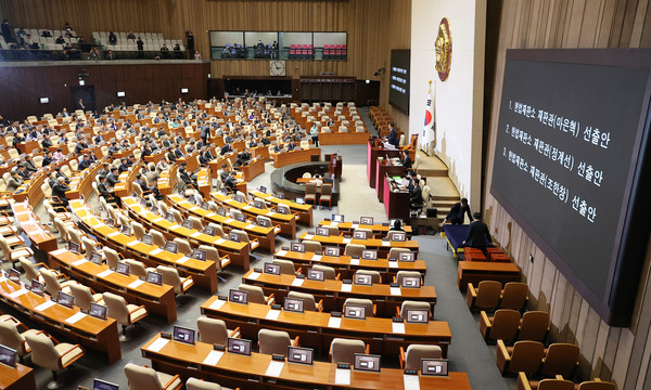 26일 국회 본회의에서 마은혁, 정계선, 조한창 헌법재판소 재판관 선출안이 야당 주도로 통과되고 있다.국민의힘은 한덕수 대통령 권한대행 국무총리에게 임명 권한이 없다는 점을 들어 표결에 불참했다. 연합늇,ㅡ
