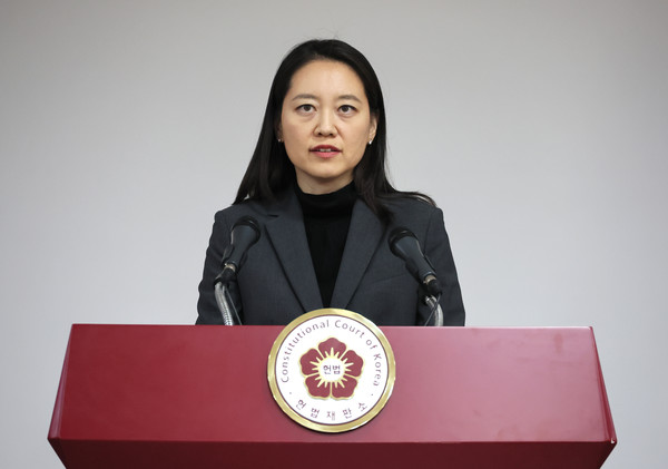 이진 헌법재판소 공보관이 26일 오후 서울 종로구 헌법재판소 별관에서 윤석열 대통령 탄핵심판 관련 브리핑을 하고 있다.  연합뉴스