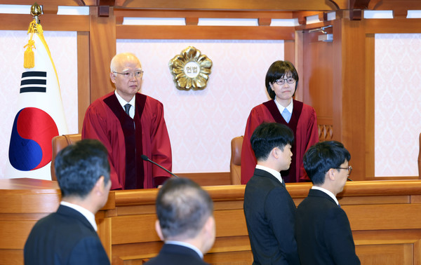 정형식(왼쪽), 이미선 헌법재판관이 27일 서울 종로구 헌법재판소 소심판정에서 열린 윤석열 대통령 탄핵 심판 첫 변론준비기일에 참석하고 있다. 연합뉴스