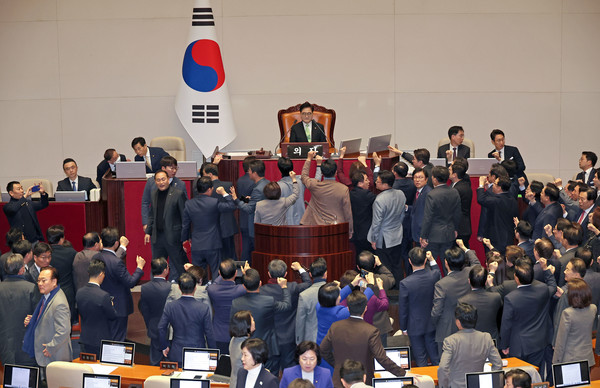 우원식 국회의장이 27일 오후 국회 본회의에서 한덕수 국무총리 탄핵소추안 가결 의결정족수에 대한 설명(재적의원 과반수 찬성)을 하자 국민의힘 의원들이 항의하고 있다. 연합뉴스