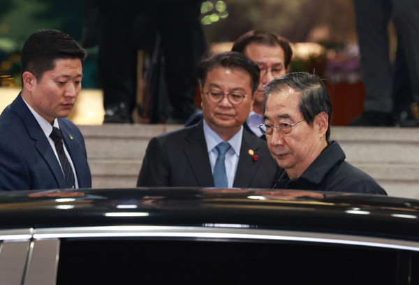 한덕수 국무총리가 국회의 탄핵소추 의결 뒤 27일 오후 서울 종로구 정부서울청사를 나서고 있다.  연합뉴스