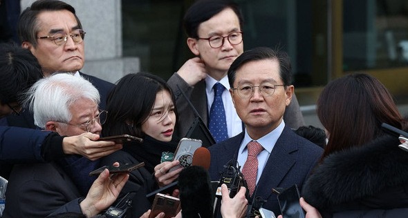 지난 27일 윤석열 대통령의 법률대리인인 윤갑근, 배보윤, 배진한 변호사가 탄핵심판 사건 첫 번째 변론준비기일을 마친 뒤 서울 종로구 헌법재판소 심판정을 나서며 취재진 질문에 답하고 있다. 연합뉴스