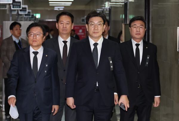 국민의힘 권성동 원내대표가 31일 오전 서울 여의도 국회에서 열린 원내대책회의에 참석하고 있다. 연합뉴스