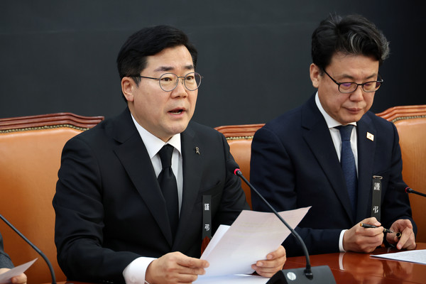 더불어민주당 박찬대 원내대표가 31일 오전 서울 여의도 국회에서 열린 원내대책회의에서 발언하고 있다. 연합뉴스