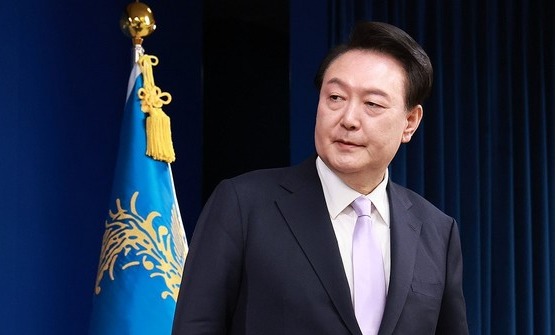 윤석열 대통령이 지난 11월 7일 오전 서울 용산 대통령실 청사 브리핑실에서 열린 '대국민담화 및 기자회견'에 입장하고 있다.  연합뉴스