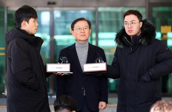 윤석열 대통령 측 윤갑근 변호사가 31일 오전 서울 서초구 서울고검 앞에서 기자간담회를 열고 법원의 윤 대통령에 대해 청구한 체포영장 발부 관련 입장을 말하고 있다. 연합뉴스