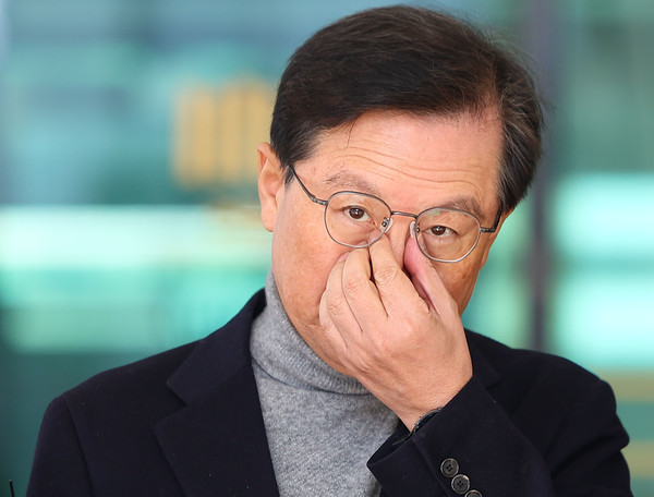 윤석열 대통령 측 윤갑근 변호사가 31일 오전 서울 서초구 서울고검 앞에서 열린 윤 대통령 대한 체포영장 발부 관련 기자간담회 시작을 기다리고 있다. 연합뉴스