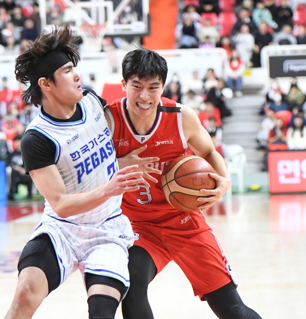 대구 한국가스공사 페가수스의 샘조세프 벨란겔이 지난달 31일 울산 동천체육관에서 열린 2024-2025 KBL 경기에 출전해 울산 현대모비스 피버스의 박무빈을 수비하고 있다. KBL 제공
