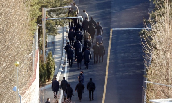 고위공직자범죄수사처가 윤석열 대통령의 체포영장 집행에 나선 3일 서울 용산구 한남동 대통령 관저 경내 언덕길을 사람들이 올라가고 있다. 연합뉴스